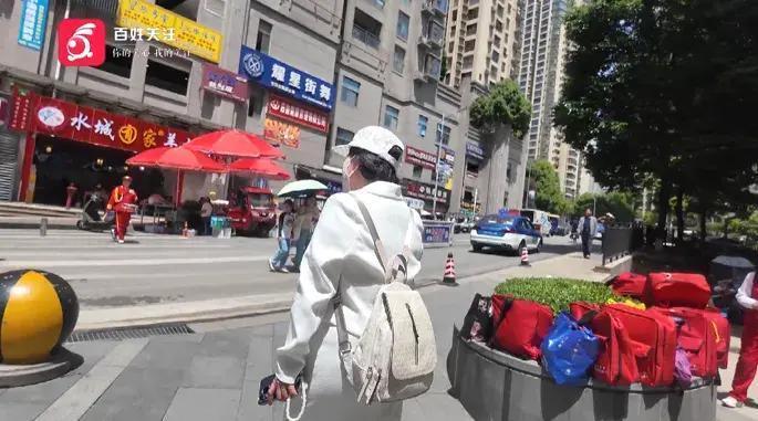 感动全城！女子把10万块遗忘店内，老板寸步不离守护，失主喊来了70人的舞狮队