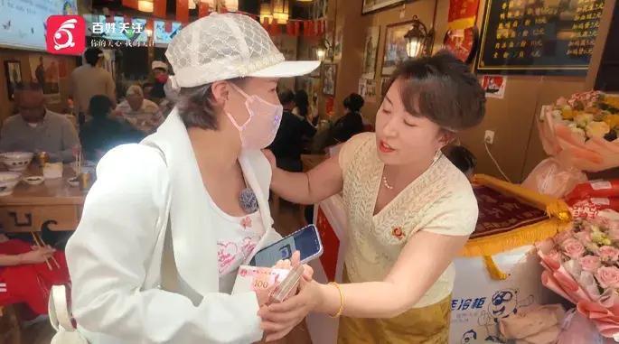 感动全城！女子把10万块遗忘店内，老板寸步不离守护，失主喊来了70人的舞狮队