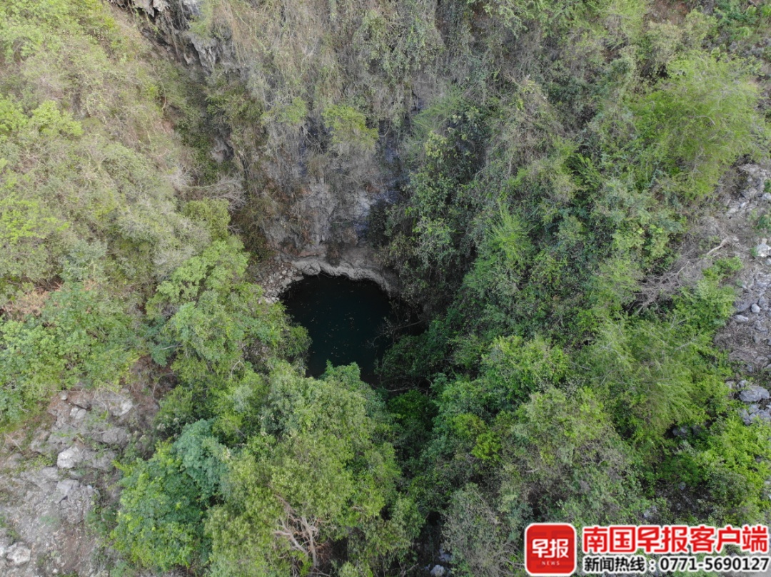 广西一男子独自野钓不慎坠入34米深坑！朋友发现后……