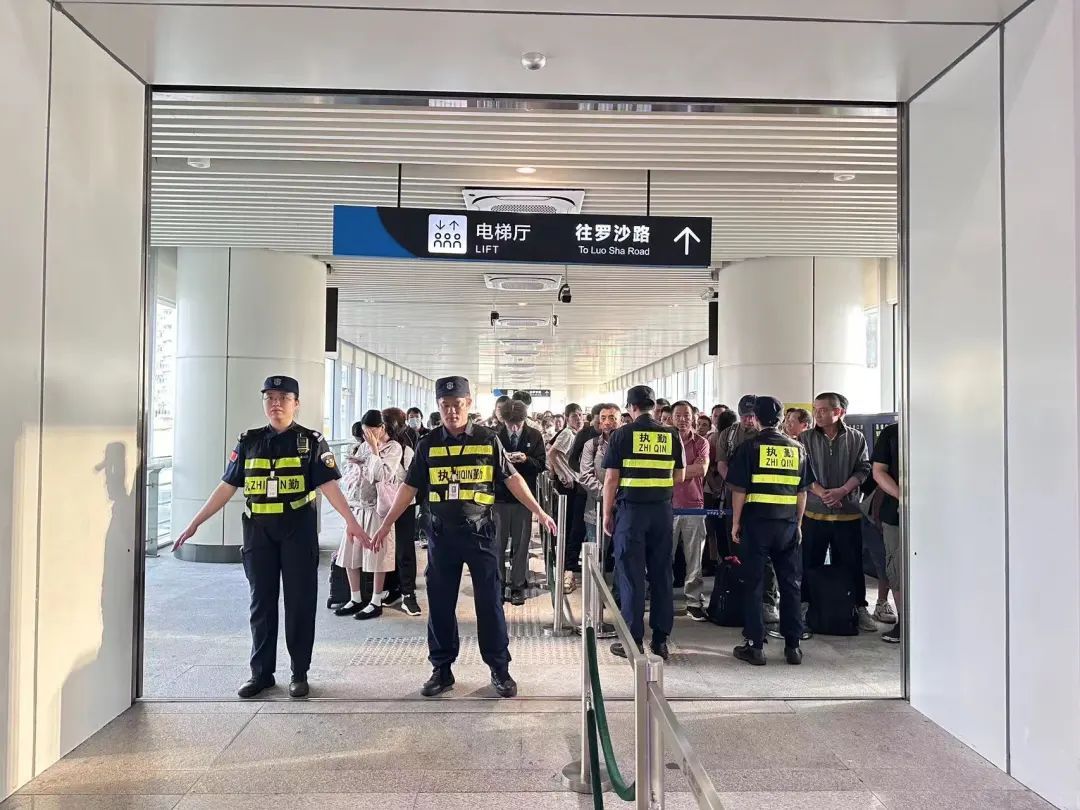 破千万！莲塘口岸“五一”假期人从众