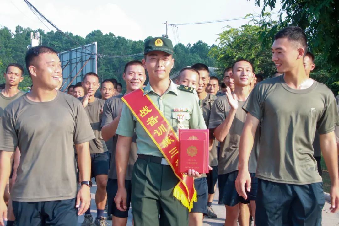 休假瞒着全连辗转2000公里,他只为了这件事…… 休假瞒着全连辗转2000公里,他只为了这件事……