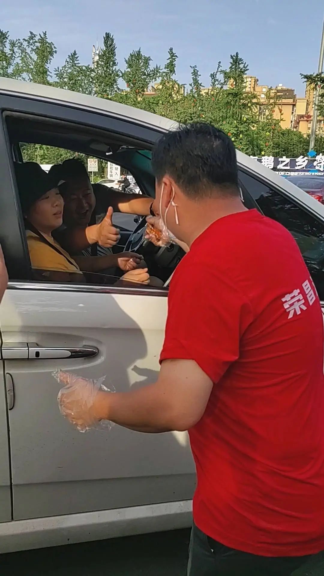 “卤鹅哥”再“出鹅”!这座西部小城五一假期爆火 “卤鹅哥”再“出鹅”!这座西部小城五一假期爆火