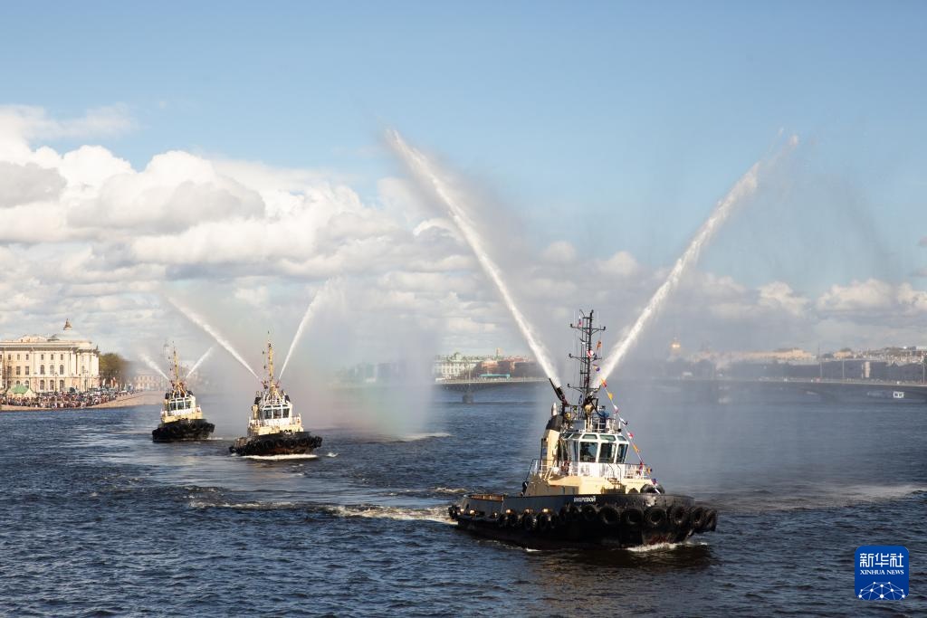 圣彼得堡举办破冰船节
