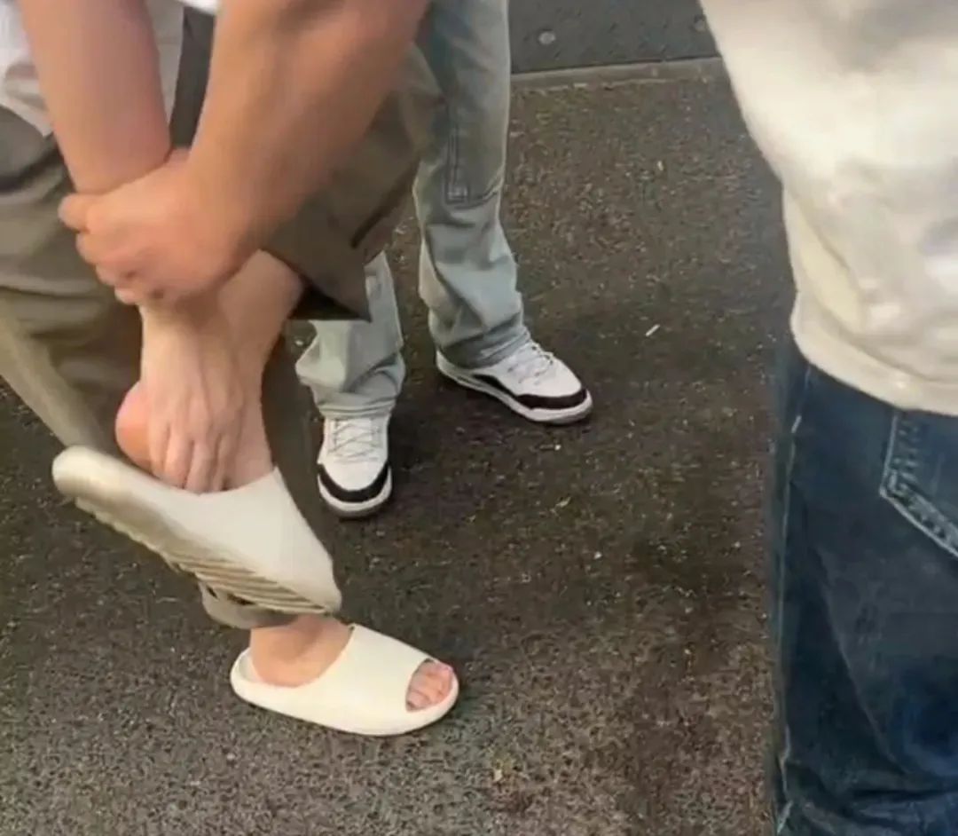 男子脚踩手机偷拍女生裙底，被两名小哥当场擒住！被抓后不停求饶……