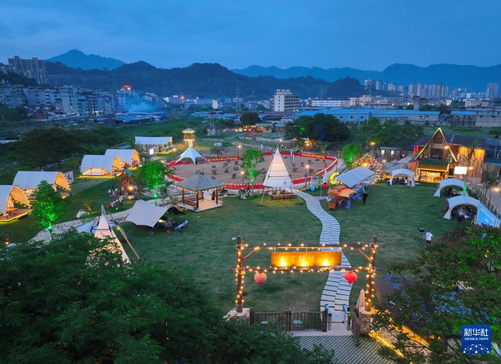 图片故事丨“90后”青年让荒地变成文艺小院