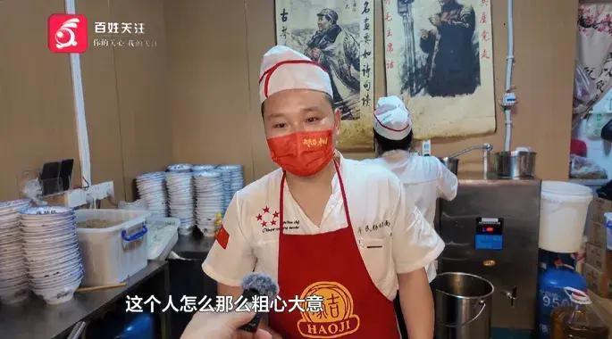 感动全城！女子把10万块遗忘店内，老板寸步不离守护，失主喊来了70人的舞狮队