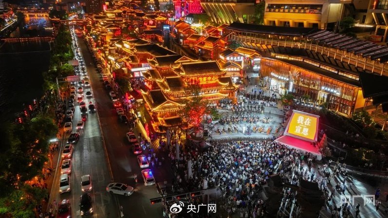 文旅局局长回应游客住家里：“作为一个宣恩市民我也会这么做”