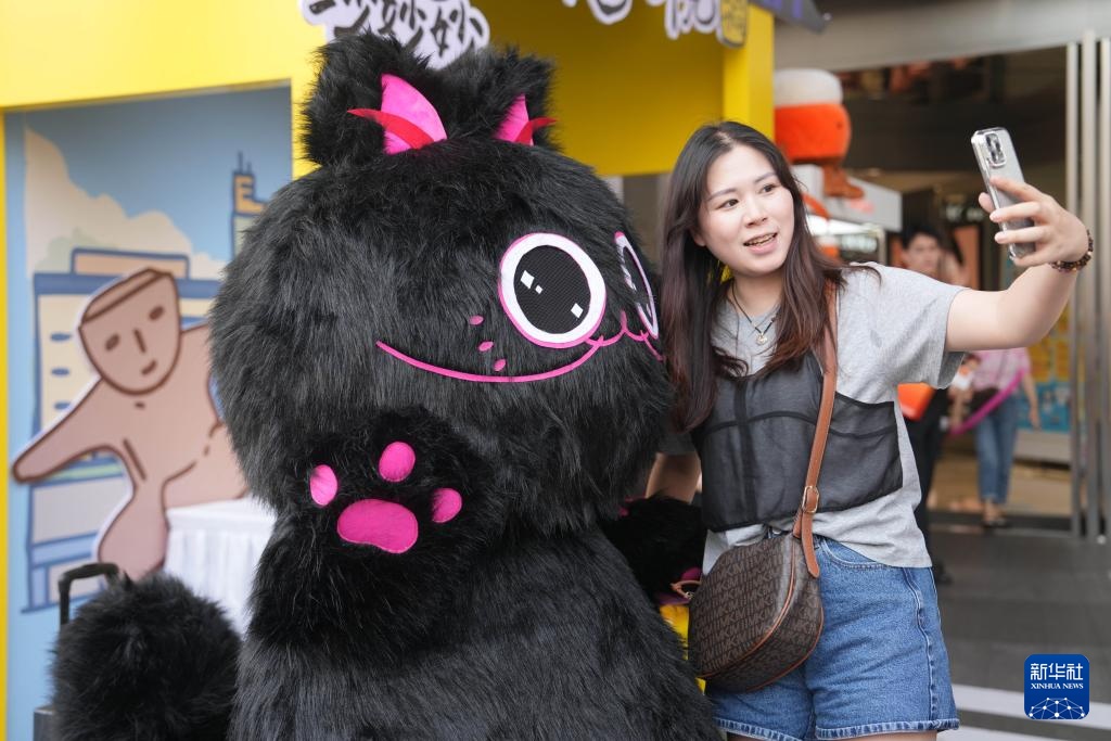 新华全媒+丨热衷“City Walk”的年轻人 新华全媒+丨热衷“City Walk”的年轻人