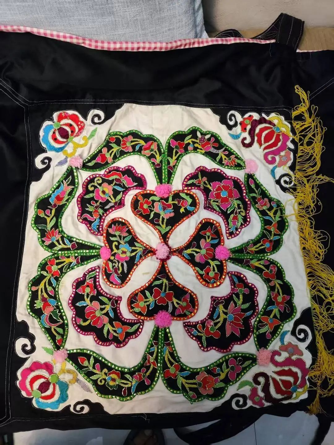 “您背我长大，我背您到老”，51岁大哥背88岁瘫痪母亲旅游走红