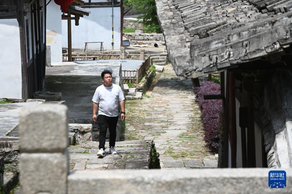 图片故事丨“90后”青年让荒地变成文艺小院