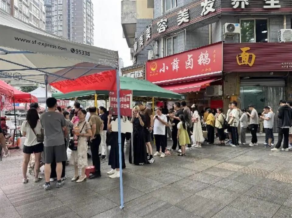 “卤鹅哥”再“出鹅”!这座西部小城五一假期爆火 “卤鹅哥”再“出鹅”!这座西部小城五一假期爆火