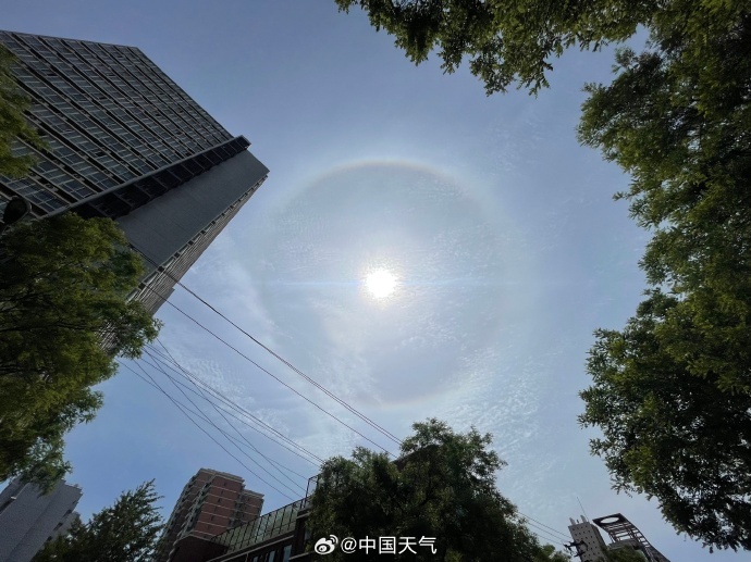 北京天空现梦幻日晕