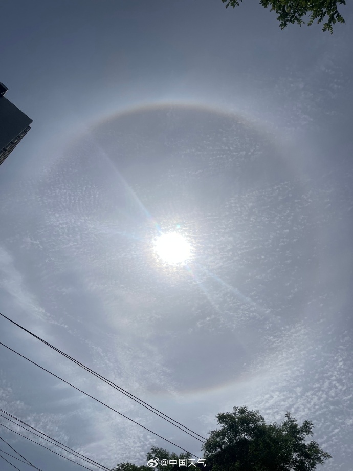 北京天空现梦幻日晕