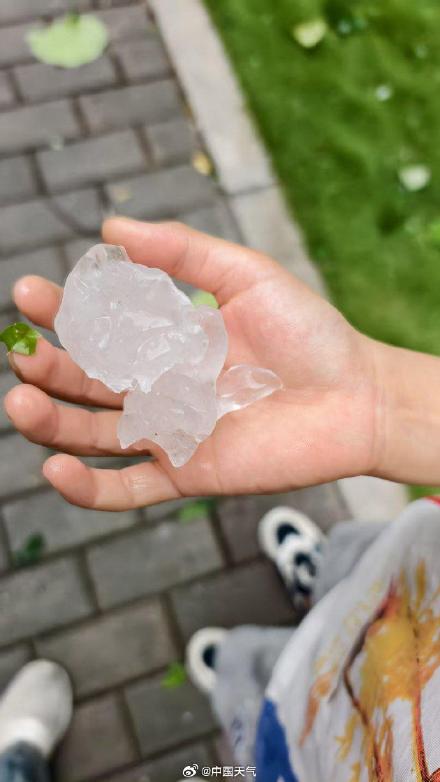 广州花都现鸡蛋大小冰雹 局地需警惕龙卷！