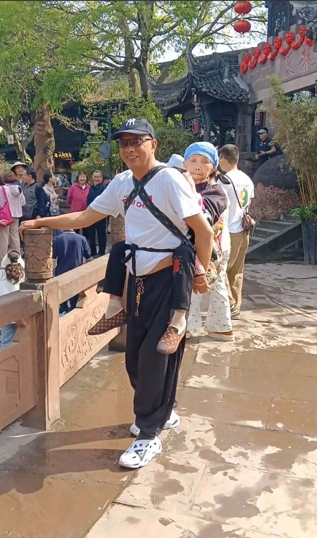 “您背我长大，我背您到老”，51岁大哥背88岁瘫痪母亲旅游走红