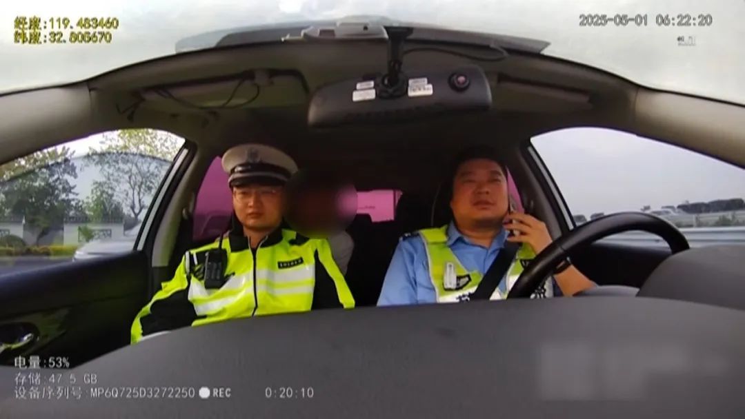 夫妻五一假期因开车问题吵架，丈夫被扔高速上手机也没带，只好在车道上插兜散步
