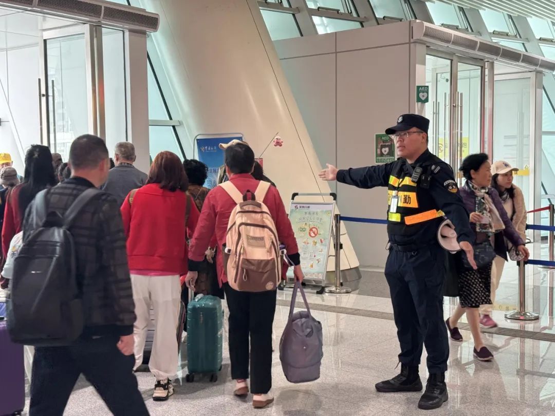 破千万！莲塘口岸“五一”假期人从众