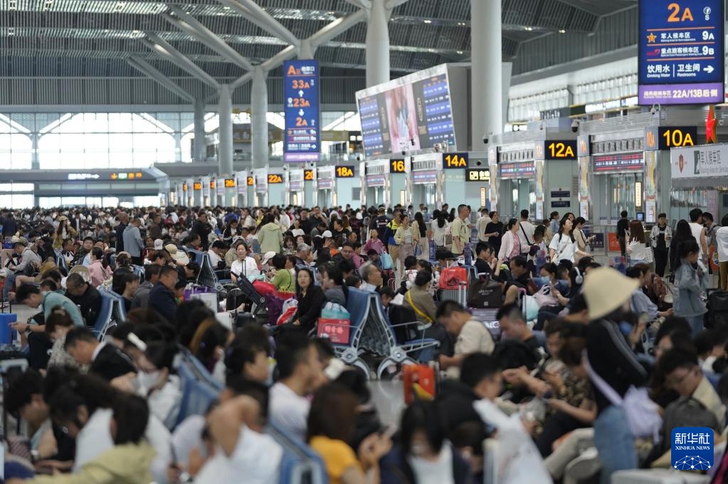 铁路迎来“五一”假期返程客流高峰