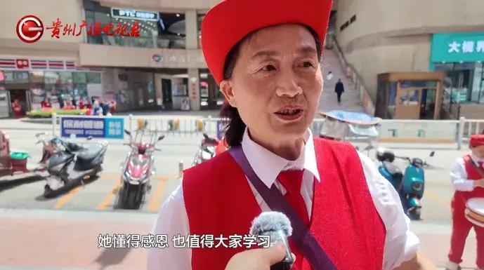 感动全城！女子把10万块遗忘店内，老板寸步不离守护，失主喊来了70人的舞狮队