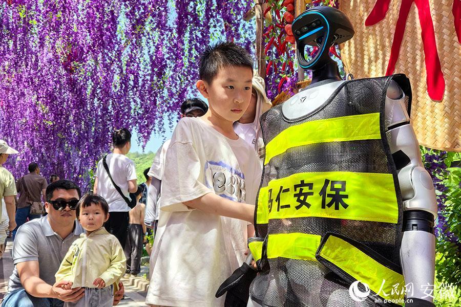 机器人“入职”景区 轻松拿捏! 机器人“入职”景区 轻松拿捏!