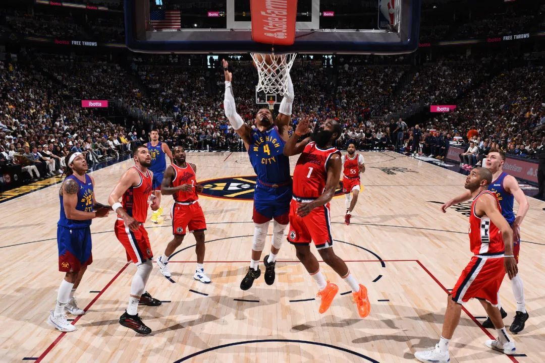 威少爆发！掘金拿下抢七晋级季后赛次轮