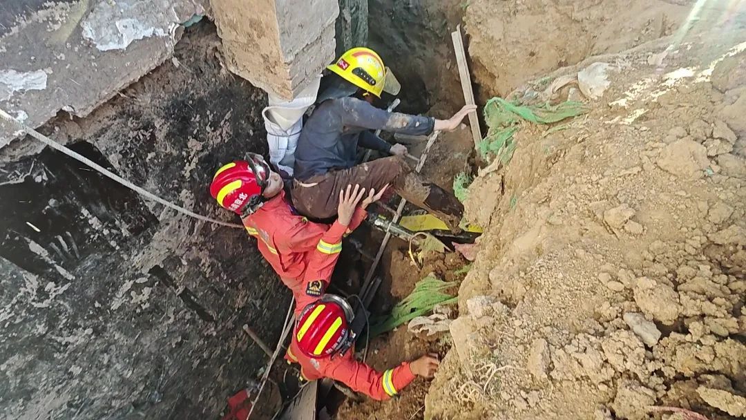 突然坍塌，一工人被埋压！“脖子以下全埋起来了，四肢失去知觉”
