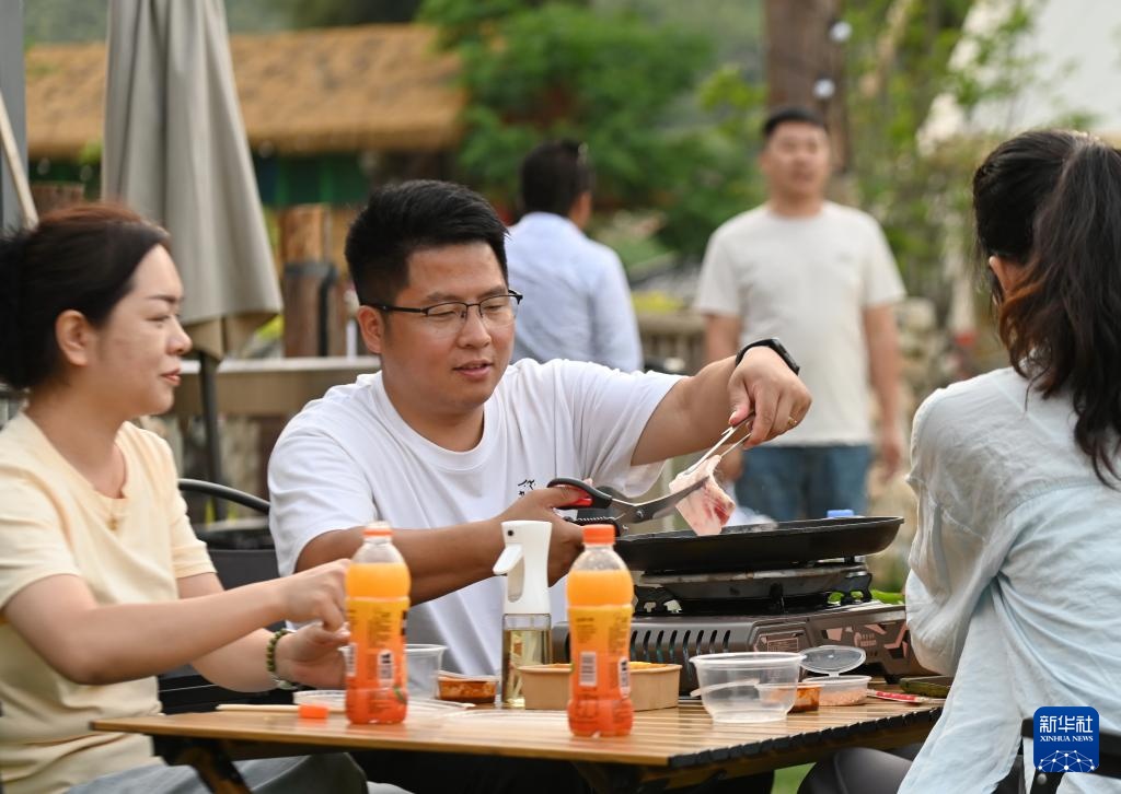 图片故事丨“90后”青年让荒地变成文艺小院