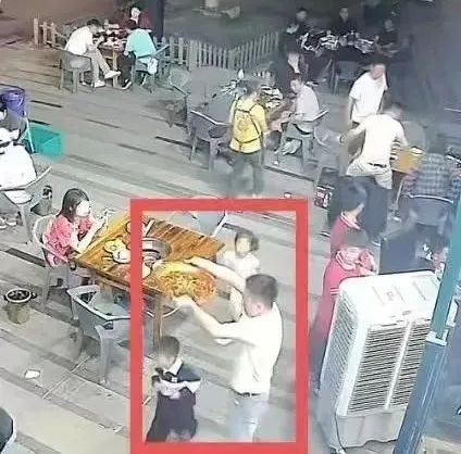 “那一瞬间，热油必须烫到我！”4岁幼童打闹着冲向滚烫油锅，老板一个动作全网点赞