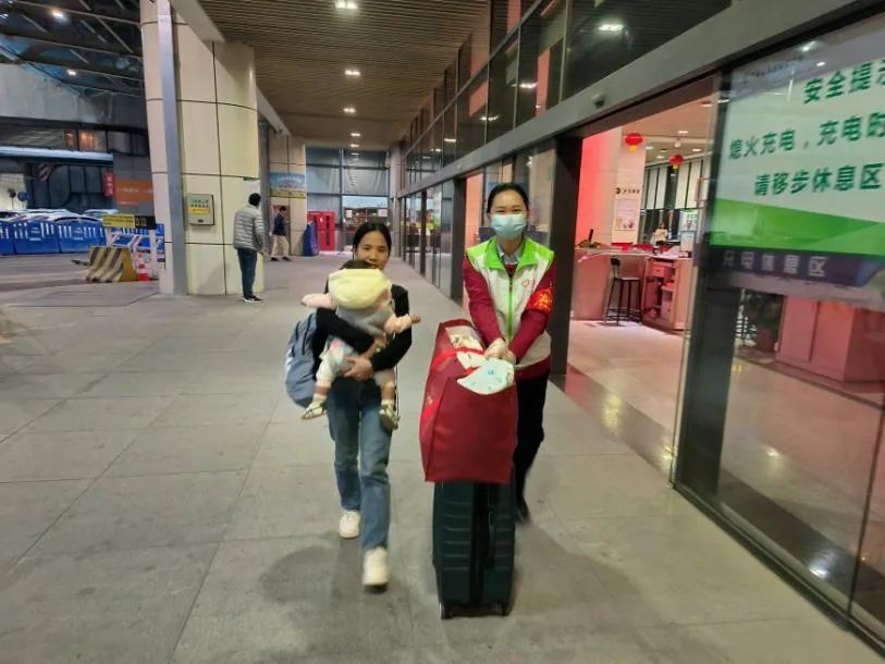 广州南汽车站及公交站场:4日~5日有夜间返程兜底,班车运营时间视客流情况延长 广州南汽车站及公交站场:4日~5日有夜间返程兜底,班车运营时间视客流情况延长