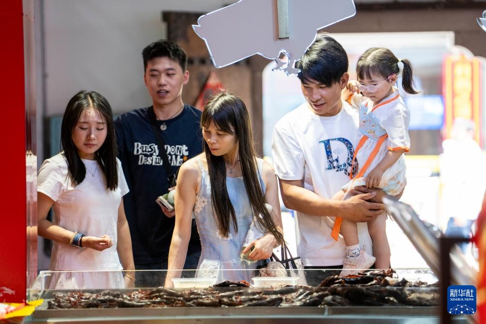 新华全媒+丨热衷“City Walk”的年轻人 新华全媒+丨热衷“City Walk”的年轻人