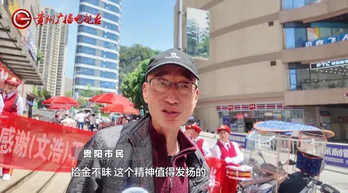 感动全城！女子把10万块遗忘店内，老板寸步不离守护，失主喊来了70人的舞狮队
