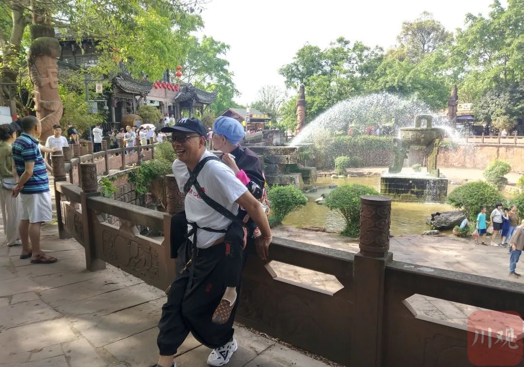 “妈妈,这次换我背你!”五一假期,这个背影刷屏了…… “妈妈,这次换我背你!”五一假期,这个背影刷屏了……