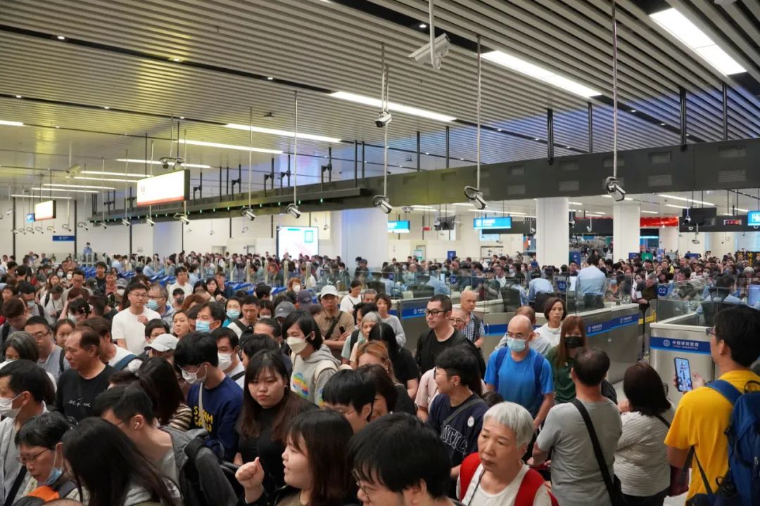 破千万！莲塘口岸“五一”假期人从众