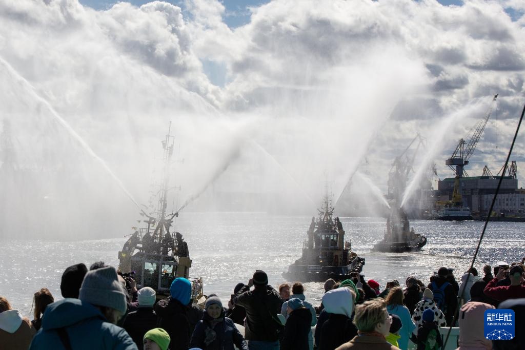 圣彼得堡举办破冰船节