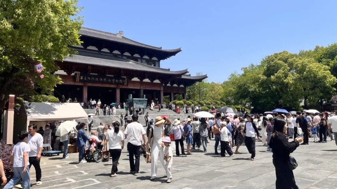 浙江一文旅局长五一亲自带团，去年专门考取了导游证