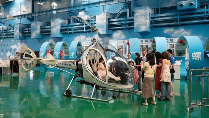 江西景德镇:五一假期 游客尽享飞行体验 江西景德镇:五一假期 游客尽享飞行体验