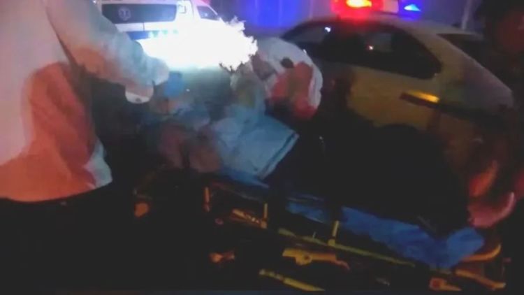 脑溢血病人被堵G40长江隧桥,出现呼吸困难!紧急救援启动 脑溢血病人被堵G40长江隧桥,出现呼吸困难!紧急救援启动