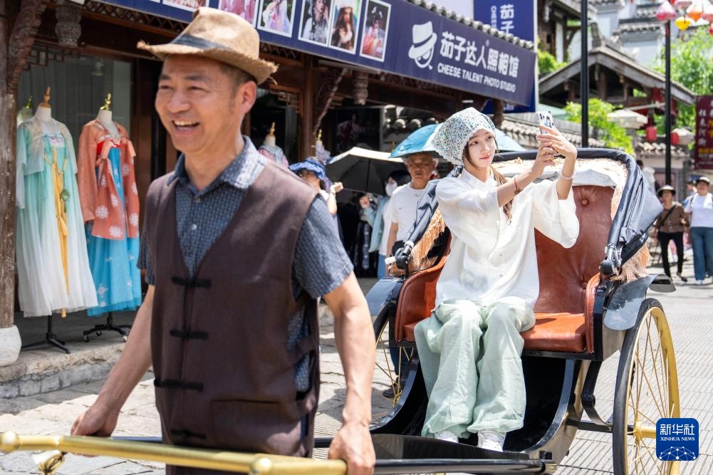 新华全媒+丨热衷“City Walk”的年轻人 新华全媒+丨热衷“City Walk”的年轻人