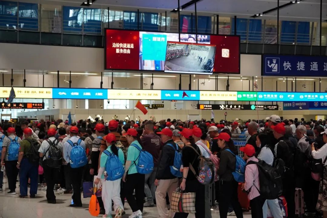 破千万！莲塘口岸“五一”假期人从众