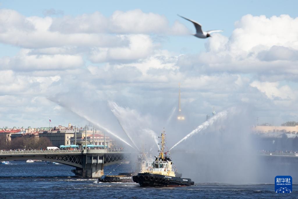 圣彼得堡举办破冰船节