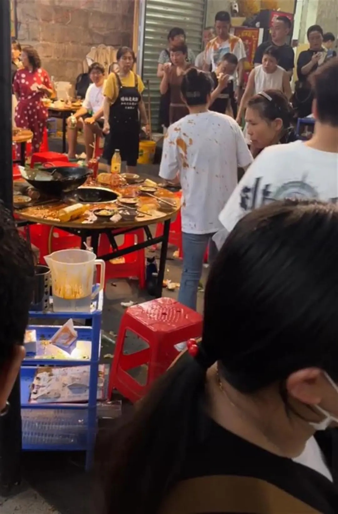 猫咪掉进露天火锅，烫伤9名食客！进展：已装上雨棚→