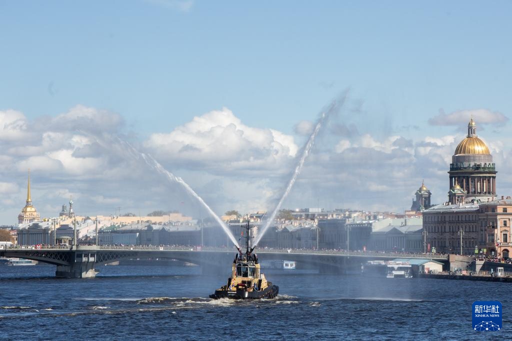 圣彼得堡举办破冰船节