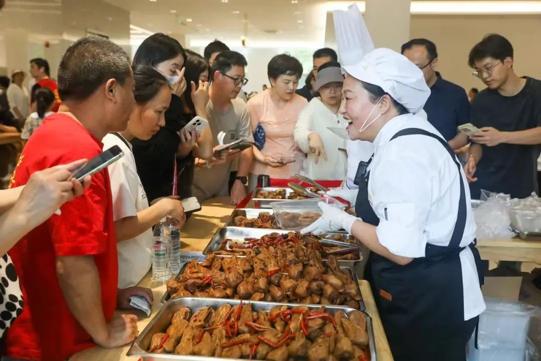 浙江一地“宠客”上热搜!每天超1500人用餐,还有免费车位… 浙江一地“宠客”上热搜!每天超1500人用餐,还有免费车位…