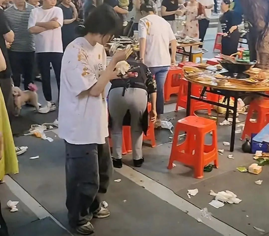 猫咪掉进火锅，烫伤9人……店主做法获全网点赞！