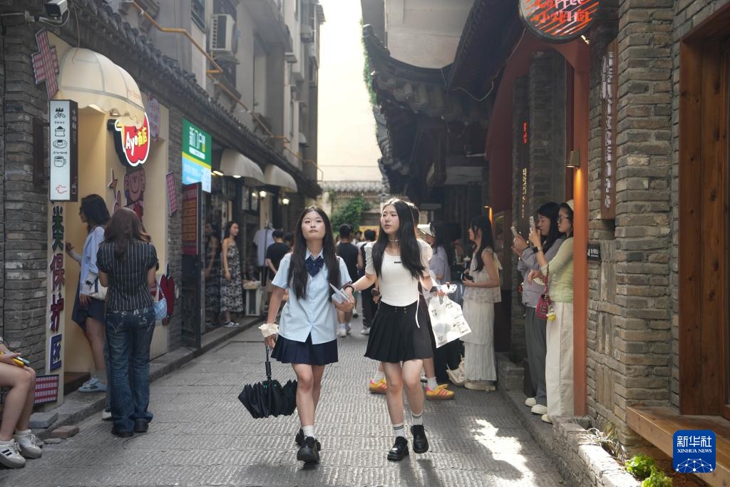 新华全媒+丨热衷“City Walk”的年轻人 新华全媒+丨热衷“City Walk”的年轻人