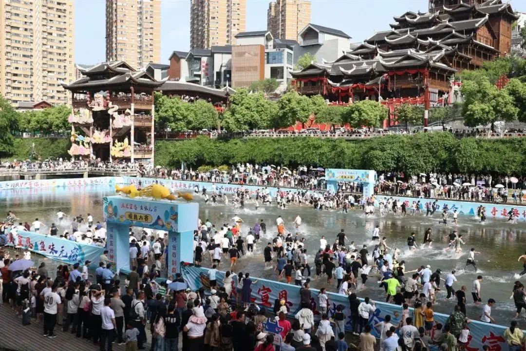 酒店爆满,游客免费入住局长家!网友吵翻了 酒店爆满,游客免费入住局长家!网友吵翻了