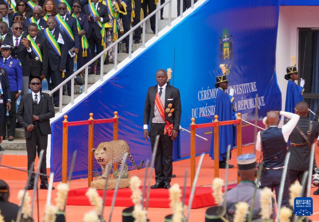 加蓬当选总统恩圭马宣誓就职