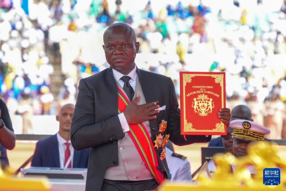 加蓬当选总统恩圭马宣誓就职