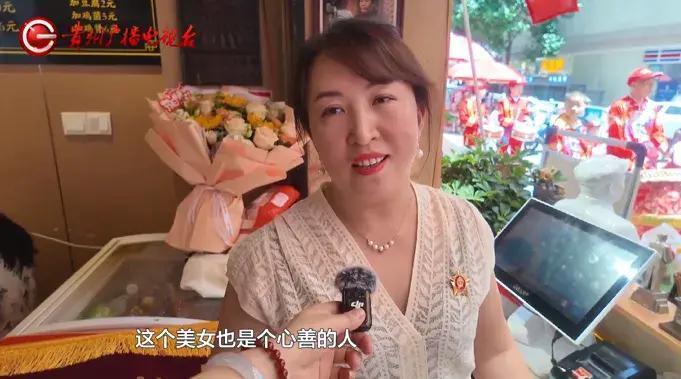 感动全城！女子把10万块遗忘店内，老板寸步不离守护，失主喊来了70人的舞狮队