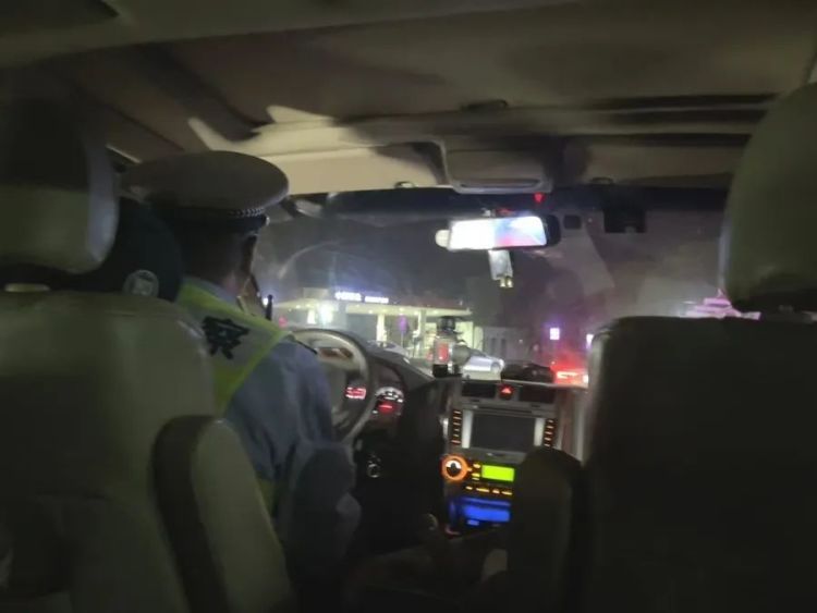 脑溢血病人被堵G40长江隧桥,出现呼吸困难!紧急救援启动 脑溢血病人被堵G40长江隧桥,出现呼吸困难!紧急救援启动